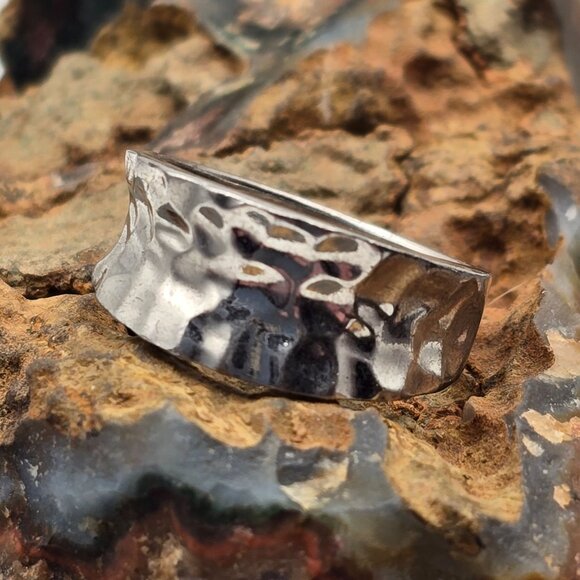 Unbranded Jewelry - VTG Sterling Silver 925 Hammered Textured Concaved Band Ring Size 8 Tapered 4.2g